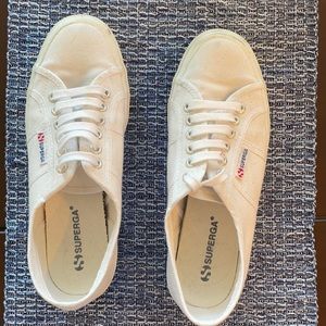 White Superga tennis shoes